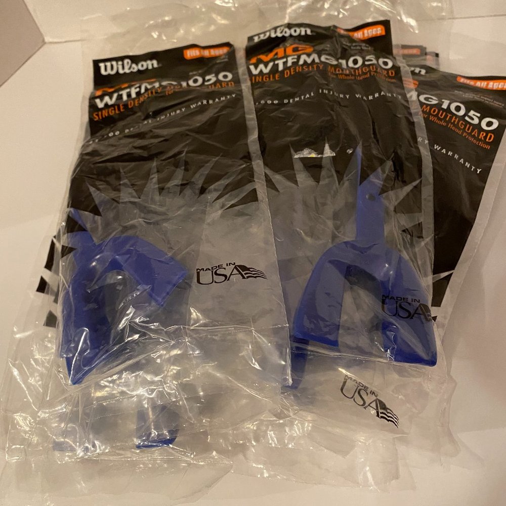 (10 ) Wilson Single Density Mouthguard  Adult Blue MG WTFMG1050